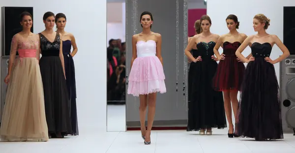 Modemodel im Cocktailkleid von ana milani auf der 'Wedding Expo' in der Westgate Shopping City in Zagreb, Kroatien am 12. Oktober 2013 — Stockfoto