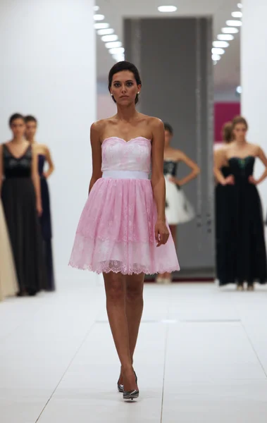 Fashion model in cocktail dress made by Ana Milani on 'Wedding Expo' show in the Westgate Shopping City in Zagreb, Croatia on October 12, 2013 — Stock Photo, Image