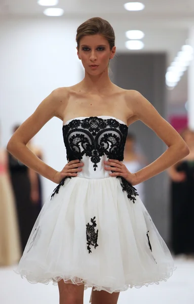 Divat-model koktél ruha által ana milani a 'esküvő expo' show-ban a westgate shopping city-Zágráb, Horvátország 2013. október 12. — Stock Fotó