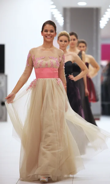 时装模特在鸡尾酒会礼服，由安娜兰妮在梅龙镇购物在 2013 年 10 月 12 日在克罗地亚萨格勒布市 '婚庆文化产业博览会展出 — 图库照片