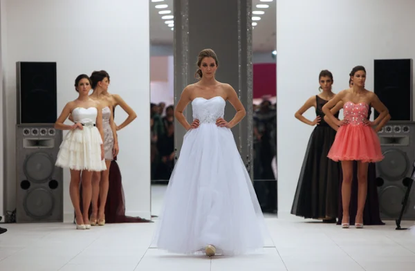 Modemodel im Brautkleid von Ana Milani auf der 'Wedding Expo' in der Westgate Shopping City in Zagreb, Kroatien am 12. Oktober 2013 — Stockfoto