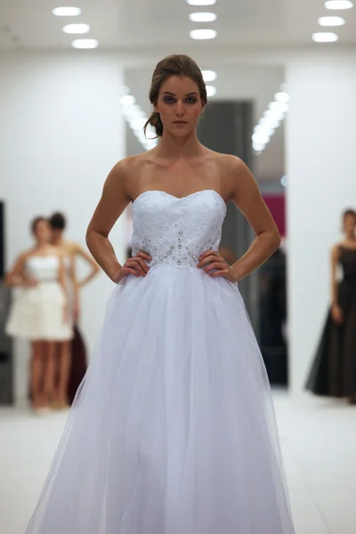 Modelo de moda en vestido de novia hecho por Ana Milani en el programa 'Wedding Expo' en la ciudad de compras Westgate en Zagreb, Croacia en octubre 12, 2013 —  Fotos de Stock