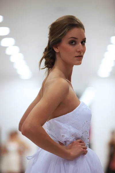 Divatmodell Ana Milani menyasszonyi ruhájában a zágrábi Westgate Shopping City "Wedding Expo" című kiállításán, 2013. október 12-én — Stock Fotó