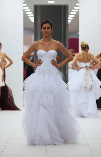 Fashion model in trouwjurk gemaakt door Ana Milani op 'Wedding Expo' show in de Westgate Shopping City in Zagreb, Kroatië op 12 oktober 2013 — Stockfoto