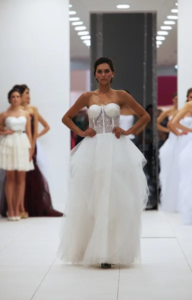 Modelo de moda en vestido de novia hecho por Ana Milani en el programa 'Wedding Expo' en la ciudad de compras Westgate en Zagreb, Croacia en octubre 12, 2013 —  Fotos de Stock