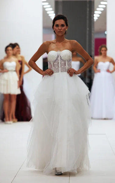 Divatmodell Ana Milani menyasszonyi ruhájában a zágrábi Westgate Shopping City "Wedding Expo" című kiállításán, 2013. október 12-én — Stock Fotó