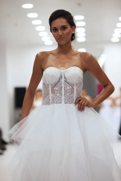 Modella in abito da sposa realizzata da Ana Milani in occasione dello spettacolo "Wedding Expo" nella Westgate Shopping City di Zagabria, Croazia, il 12 ottobre 2013 — Foto Stock