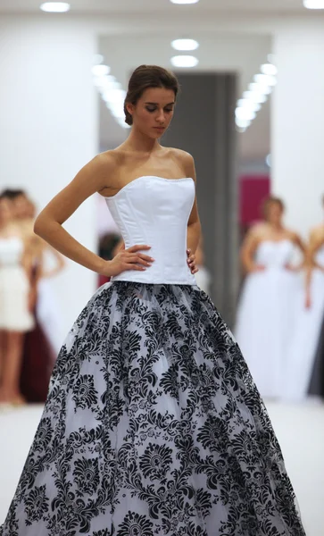 Fashion model in wedding dress made by Ana Milani on 'Wedding Expo' show in the Westgate Shopping City in Zagreb, Croatia on October 12, 2013 — Stock Photo, Image