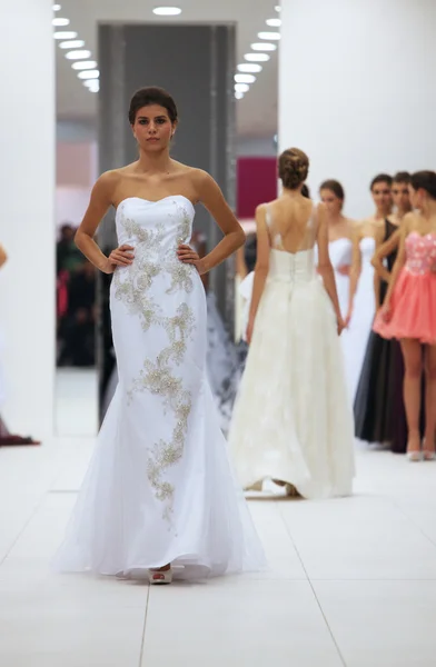 Modelo de moda en vestido de novia hecho por Ana Milani en el programa 'Wedding Expo' en la ciudad de compras Westgate en Zagreb, Croacia en octubre 12, 2013 —  Fotos de Stock