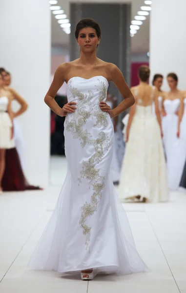 Fashion model in wedding dress made by Ana Milani on 'Wedding Expo' show in the Westgate Shopping City in Zagreb, Croatia on October 12, 2013 — Stock Photo, Image