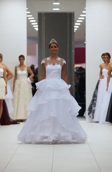 Modemodel im Brautkleid von Ana Milani auf der 'Wedding Expo' in der Westgate Shopping City in Zagreb, Kroatien am 12. Oktober 2013 — Stockfoto