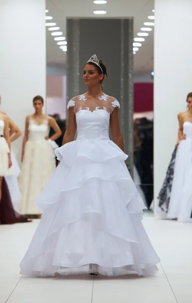 Mode modell i brudklänning gjord av Ana Milani på "Bröllop Expo" show i Westgate Shopping City i Zagreb, Kroatien den 12 oktober 2013 — Stockfoto