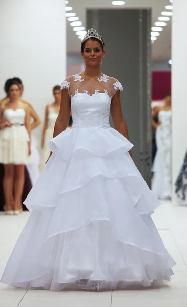 Modelo de moda em vestido de noiva feito por Ana Milani em 'Wedding Expo' show na Westgate Shopping City em Zagreb, Croácia em outubro 12, 2013 — Fotografia de Stock