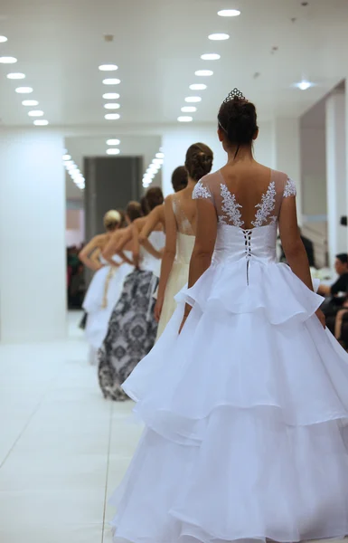 Modelo de moda en vestido de novia hecho por Ana Milani en el programa 'Wedding Expo' en la ciudad de compras Westgate en Zagreb, Croacia en octubre 12, 2013 — Foto de Stock