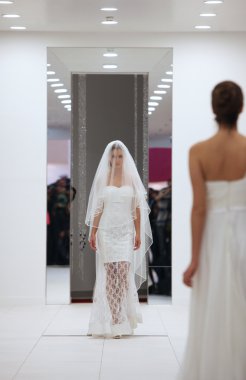 moda model gelinlik silhuete gelin 'wedding expo' göstermek içinde westgate alışveriş şehri, zagreb, Hırvatistan için 12 Ekim 2013 tarihinde yapılmıştır