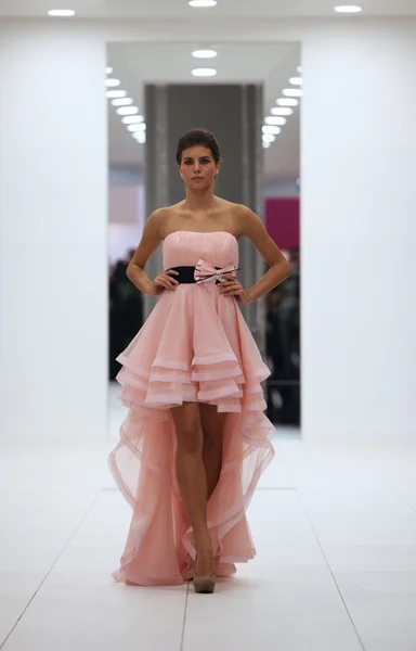 Fashion model in wedding dress made by Silhuete Bride on 'Wedding Expo' show in the Westgate Shopping City in Zagreb, Croatia on October 12, 2013 — Stock Photo, Image