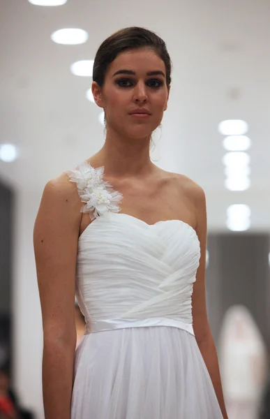 Modemodell im Brautkleid von Silhuete Braut auf der 'Wedding Expo' Show in der Westgate Einkaufsstadt in Zagreb, Kroatien am 12. Oktober 2013 — Stockfoto