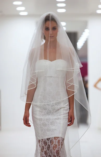 Модель в свадебном платье от Silhuete Bride на выставке "Wedding Expo" в торговом центре Westgate в Загребе, Хорватия, 12 октября 2013 года — стоковое фото