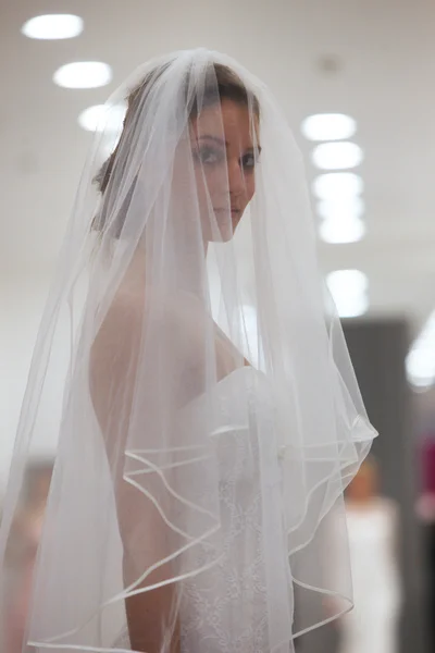 Modelo de moda en vestido de novia hecho por Silhuete Bride en el programa 'Wedding Expo' en la ciudad de compras Westgate en Zagreb, Croacia en octubre 12, 2013 — Foto de Stock