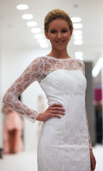 Modelka w sukni ślubnej przez silhuete młodej 'wedding expo' show w westgate zakupy miasta w Zagrzebiu, Chorwacja na 12 października 2013 — Zdjęcie stockowe