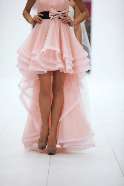 Fashion model in wedding dress made by Silhuete Bride on 'Wedding Expo' show in the Westgate Shopping City in Zagreb, Croatia on October 12, 2013 — Stock Photo, Image