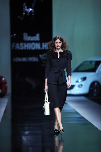 Fashion model wearing clothes designed by Aleksandra Dojcinovic on the 'Fashion.hr' show — Stock Photo, Image