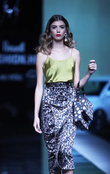 Фотомодель носити одяг розроблена з Олександра dojcinovic на шоу 'fashion.hr' — стокове фото
