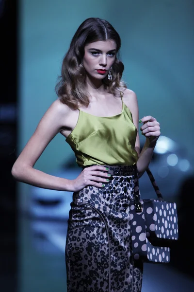 Modelo de moda vestindo roupas projetadas por Aleksandra Dojcinovic no show 'Fashion.hr' — Fotografia de Stock