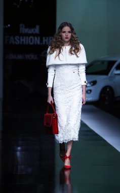 aleksandra dojcinovic 'fashion.hr' show tarafından tasarlanan kıyafetleri moda model