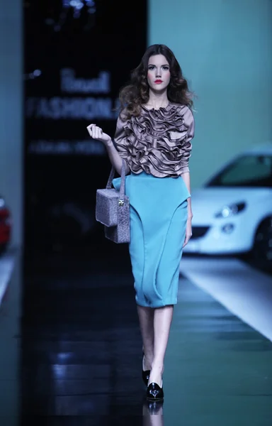 Mannequin portant des vêtements dessinés par Aleksandra Dojcinovic sur le défilé 'Fashion.hr' — Photo