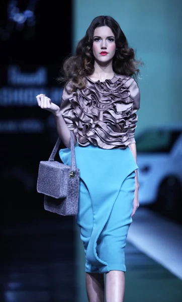 Modelka noszenie ubrania zaprojektowany przez aleksandra dojcinovic w serialu "fashion.hr" — Zdjęcie stockowe