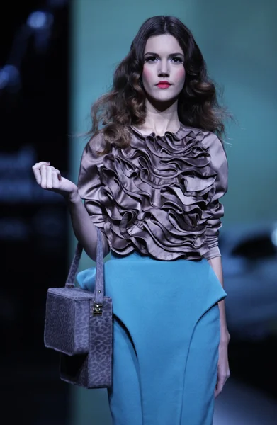 Moda indossando abiti disegnati da Aleksandra Dojcinovic in mostra 'Fashion.hr' — Foto Stock