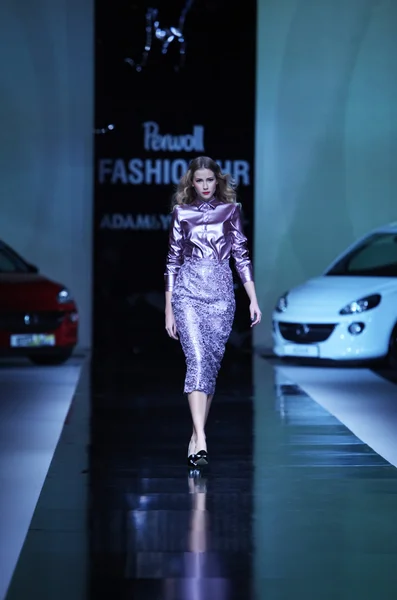 Fashion model wearing clothes designed by Aleksandra Dojcinovic on the 'Fashion.hr' show — Stock Photo, Image
