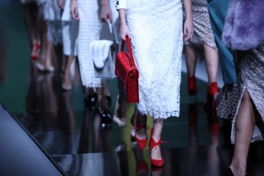 aleksandra dojcinovic 'fashion.hr' show tarafından tasarlanan kıyafetleri moda model