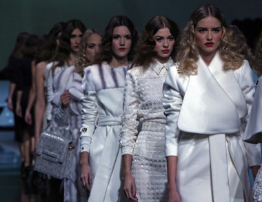 aleksandra dojcinovic 'fashion.hr' show tarafından tasarlanan kıyafetleri moda model