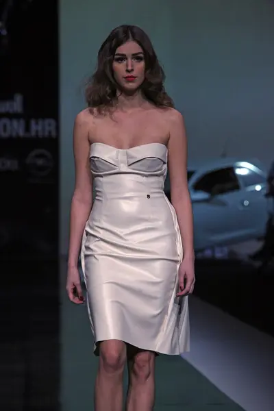 'fashion.hr' ショーのアレクサンドラ dojcinovic によって設計された服を着てファッション モデル — ストック写真