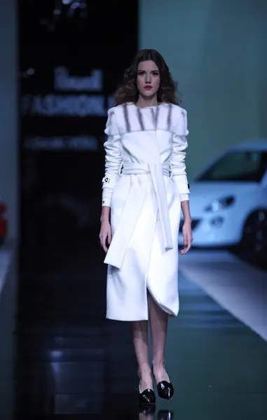 Aleksandra dojcinovic 'fashion.hr' show tarafından tasarlanan kıyafetleri moda model — Stok fotoğraf
