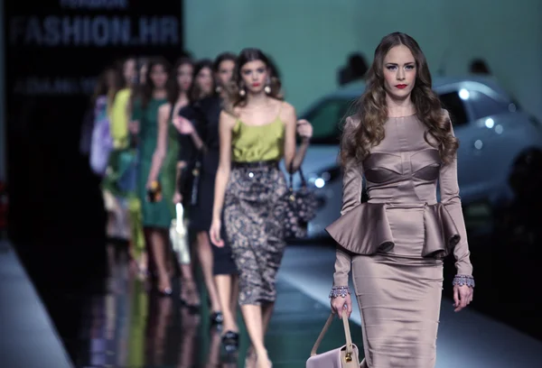 'fashion.hr' ショーのアレクサンドラ dojcinovic によって設計された服を着てファッション モデル — ストック写真