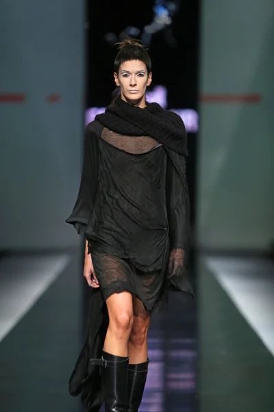 Modelo de moda con ropa diseñada por Link en el show 'Fashion.hr' —  Fotos de Stock