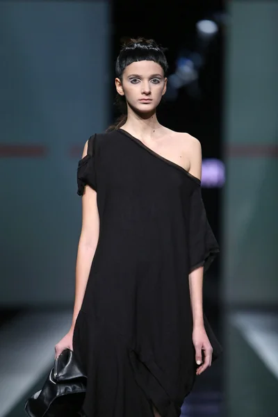 Modelo de moda con ropa diseñada por Link en el show 'Fashion.hr' — Foto de Stock