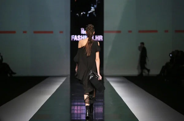 'fashion.hr' show link tarafından tasarlanan kıyafetleri moda model — Stok fotoğraf