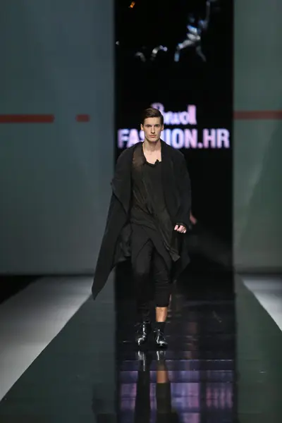 Модель в одежде от Link на выставке "Fashion.hr" — стоковое фото