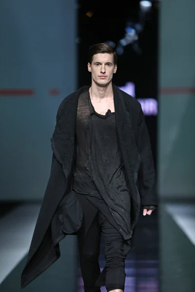 Modell bär kläder designade av länk på "fashion.hr" visar — Stockfoto