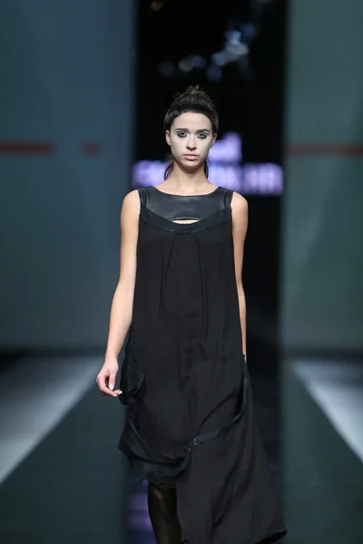 Modelka nosit oblečení, které navrhl odkaz na 'fashion.hr' show — Stock fotografie