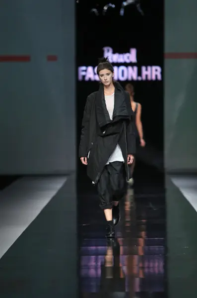 时装模特儿穿上 'fashion.hr' 显示的链接由设计的衣服 — 图库照片