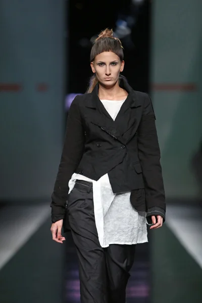 Mode-Model trägt Kleidung, die von Link auf der 'fashion.hr' Show entworfen wurde — Stockfoto