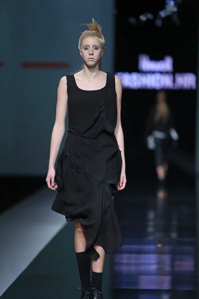 'fashion.hr' ショーのリンクによって設計された服を着てファッション モデル — ストック写真