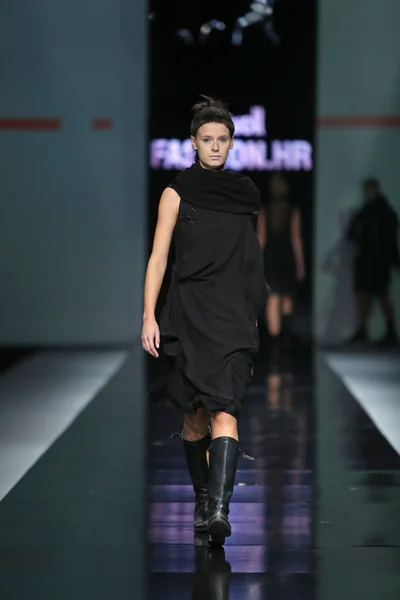 Modelo de moda vestindo roupas projetado por Link no show 'Fashion.hr' — Fotografia de Stock