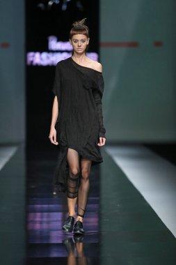 'fashion.hr' show link tarafından tasarlanan kıyafetleri moda model