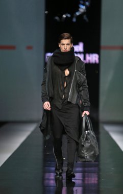 'fashion.hr' show link tarafından tasarlanan kıyafetleri moda model